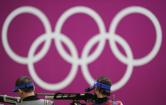 Momentka z tokijské olympijské stelnice a závodu ve stelb ze vzduchové puky.