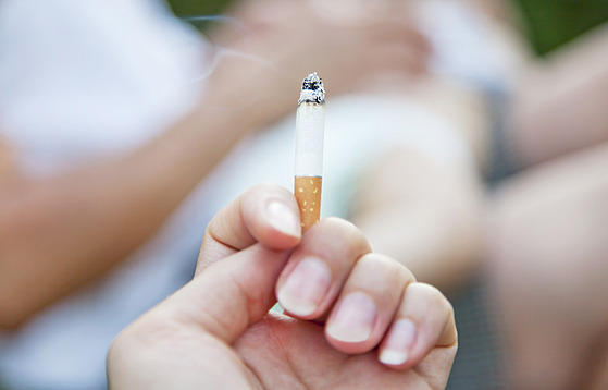 Nekouříte, přesto vám cigarety mohou ničit zdraví. Jak škodí pasivní  kouření? - iDNES.cz