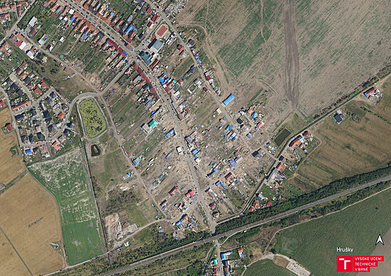 Letecké zábry obce Hruky 22 dní po tornádu.