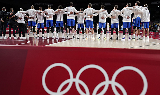 et basketbalist poslouchaj hymnu ped vodnm duelem olympijskho turnaje...