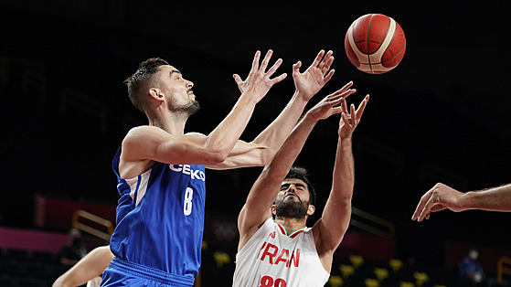 eský basketbalista Tomá Satoranský (vpravo) v souboji s Behnamem...