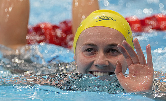 Australská plavkyn Ariarne Titmusová se usmívá po triumfu v olympijském závod...