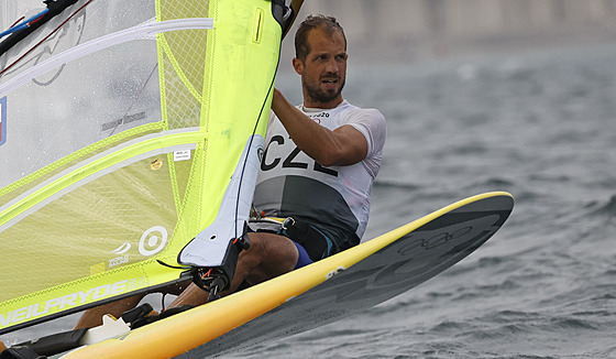 eský windsurfa Karel Lavický bhem olympijské rozjíky.