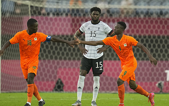 Zatímco Max Gradel (vlevo) a Youssouf Dao z Pobeí Slonoviny slaví gól, autor...