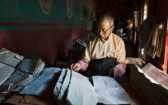 Kontrola potištěného papíru v jedné z tradičních tiskáren v čínském Sečuanu
