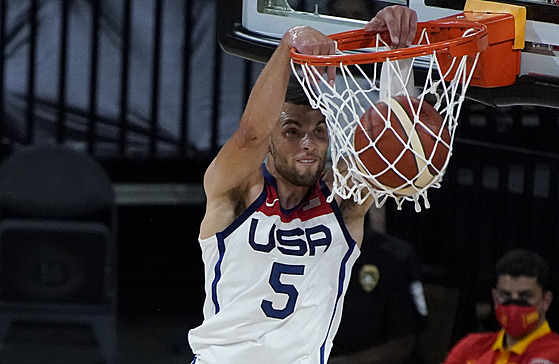 Americký basketbalista Zach Lavine smeuje na panlský ko.