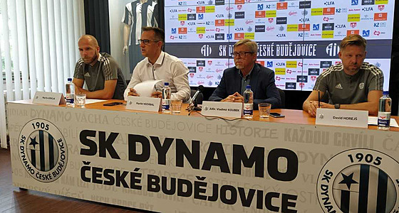 Momentka z pedsezónní tiskové konference fotbalových eských Budjovic
