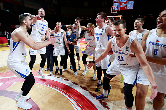 etí basketbalisté slaví po postupu do Tokia.