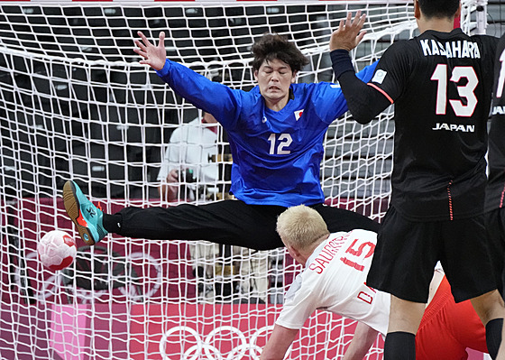 Japonský gólman Juta Iwaita inkasuje v zápase s Dánskem.