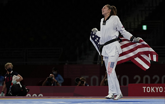 Americká taekwondistka Anastasija Zoloticová oslavuje tokijské zlato.