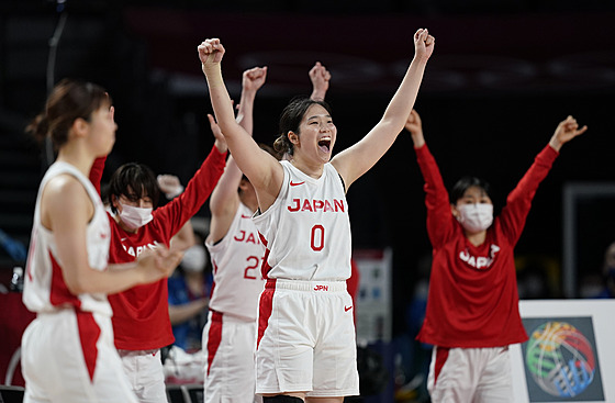 Japonské basketbalistky oslavují výhru nad Francií, s íslem 0 autorka vítzné...