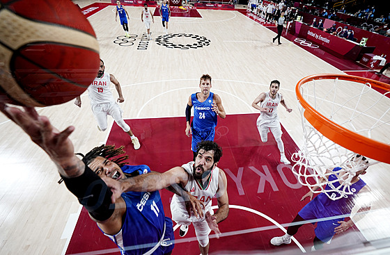 Blake Schilb skóruje v olympijském duelu basketbalist esko - Írán.