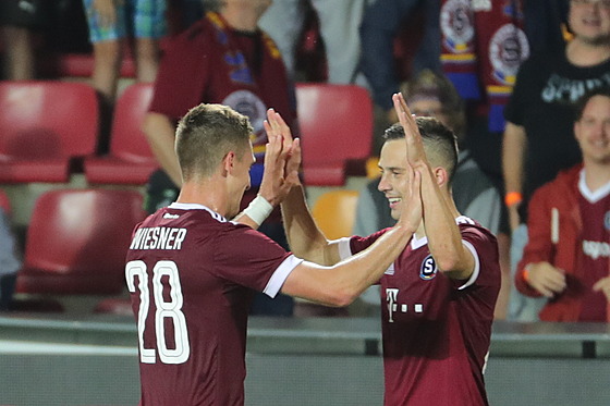 Spar�an Jakub Pe�ek se raduje s Tomá�em Wiesnerem z gólu, kterým v odvet� 2....