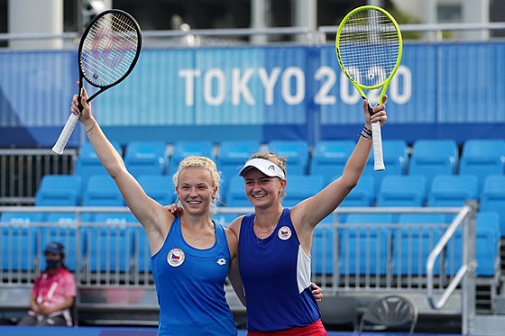 Barbora Krejíková (vpravo) a Kateina Siniaková oslavují postup do finále OH.