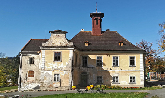 Historicky nejcenn�j�í je budova zámku. 