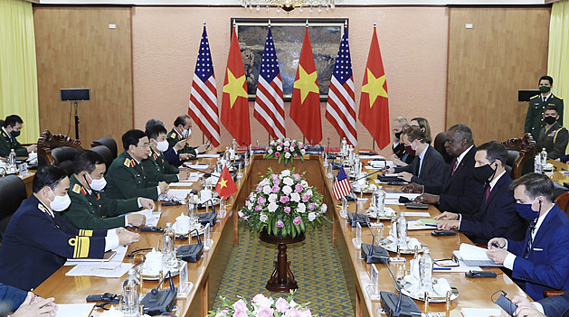 Biden láká Hanoj na svou stranu. „Vietnamci Čínu nesnáší a bojí se jí, zároveň jsou ale na ní závislí,“ říká Kmoníček