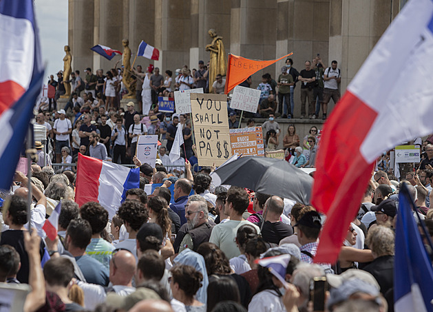 Proti opatřením protestovalo ve Francii přes 160 tisíc lidí. Došlo i na střety s policií
