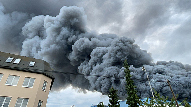 VIDEO: Požár haly v Uhříněvsi je pod kontrolou. Škoda je podle hasičů 120 milionů