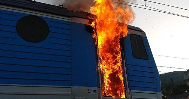 Elektroinstalace zapálila lokomotivu na Ústecku. Hasiči evakuovali 25 lidí