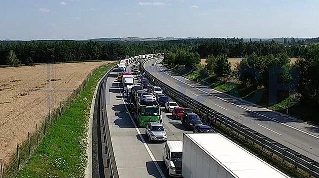 Poslanci projednávají petici proti zákazu aut se spalovacími motory