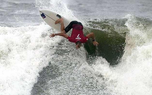 V Tokiu se bojí tajfunu a bouřek. Olympijští surfaři se těší: Budou vlny!