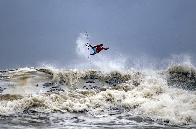 Tohle není pro amatéry. Surfař bojoval s vlnami, z vody ho tahaly skútry