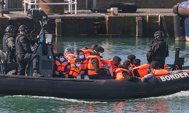 Posunutí hranic práva. Británie chce vyhošťovat všechny ilegální migranty