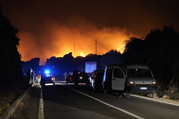 Vnitrozemí Sardinie je v plamenech, požár hasí i 11 letadel