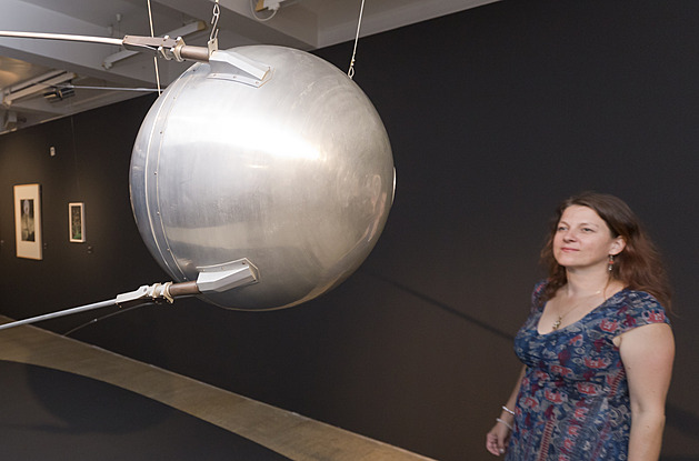 Maketa první druice Sputnik je k vidní na výstav Aviatika v eské vizuální...