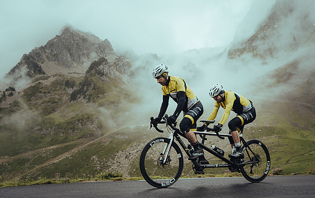 Rozlišuje jen světlo a tmu, přesto dokončil celou trasu Tour de France