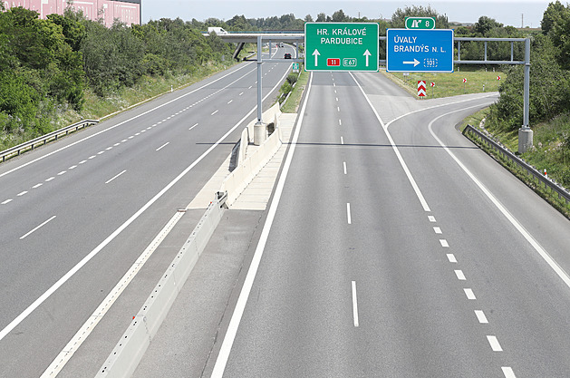 Hradecká dálnice se rozpadá, na D11 budou vyměňovat další panely