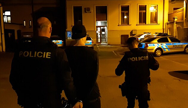 Policie odvádí v poutech mladíka podezelého z pokusu o znásilnní eny v Brn.