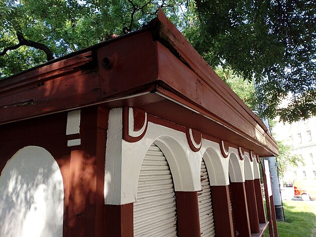 Rondokubistický kiosek u Hlavního nádraí je dlouhodob uzaven a nevyuit, stavba zaala po detích chátrat, roh kiosku zaal hnít. Architektonický unikát z dvacátých let minulého století je památkov chránný kiosek a leí v ochranném pásmu UNESCO. O