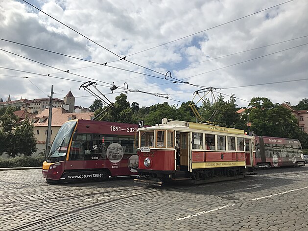 Stará a nová tramvaj na Klárov 