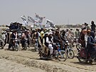 Stoupenci Tálibánu na na hraniním pechodu Spin Boldaka na pomezí Pákistánu...