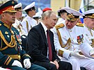 Pehlídku krome ruského prezidenta sledovali také admirál Nikolaj Jevmenov,...