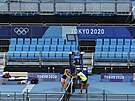 Tenisté Kateina Siniaková a Tomá Machá na tréninku v Tokiu.