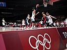 Momentka z olympijského utkání basketbalist esko (bílá) vs. Francie.