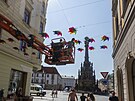 Nad ulic 28. jna v centru Olomouce vis 279 barevnch vtrnk na ocelovch...