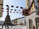 Nad ulic 28. jna v centru Olomouce vis 279 barevnch vtrnk na ocelovch...