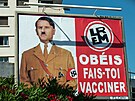 Plakát zobrazující francouzského prezidenta Emmanuela Macrona jako nacistického...