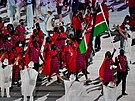 Mercy Moim a Andrew Amonde z Keni nesou vlajku své zem bhem zahajovacího...
