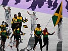 Shelly-Ann Fraserová-Pryceová a Ricardo Brown z Jamajky nesou vlajku své zem...