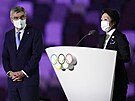 Thomas Bach, vlevo, prezident Mezinárodního olympijského výboru, poslouchá, jak...
