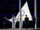 Olympijská vlajka je vztyena bhem zahajovacího ceremoniálu na olympijském...