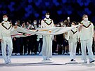 Lidé pedstavují olympijskou vlajku bhem zahajovacího ceremoniálu na...
