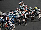 Jezdci na ele pelotonu bhem cyklistických silniních závod mu. LOH Tokio...