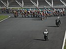 Jezdci na ele pelotonu bhem cyklistických silniních závod mu. LOH Tokio...