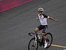 Ekvádorský cyklista Richard Carapaz slaví triumf v olympijském závod v Tokiu....