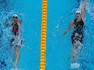 Emma Weyantová z USA a Katinka Hosszuová z Maarska plavaly na letních...